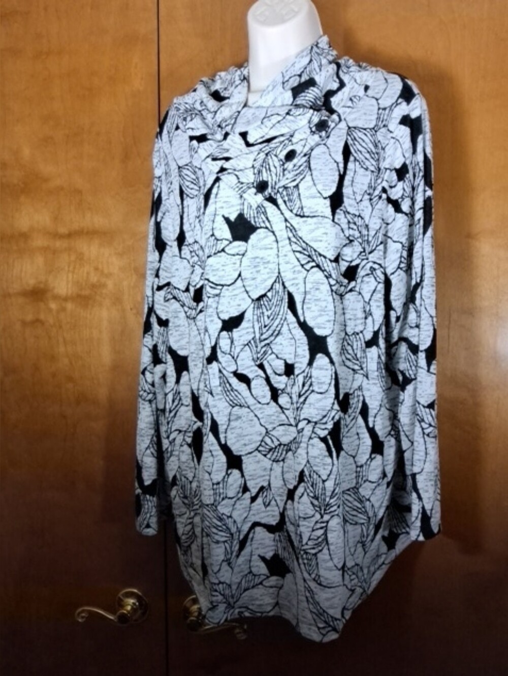 Chico's Black and White Graphic Floral Long Top Never Worn Size 3/ XL